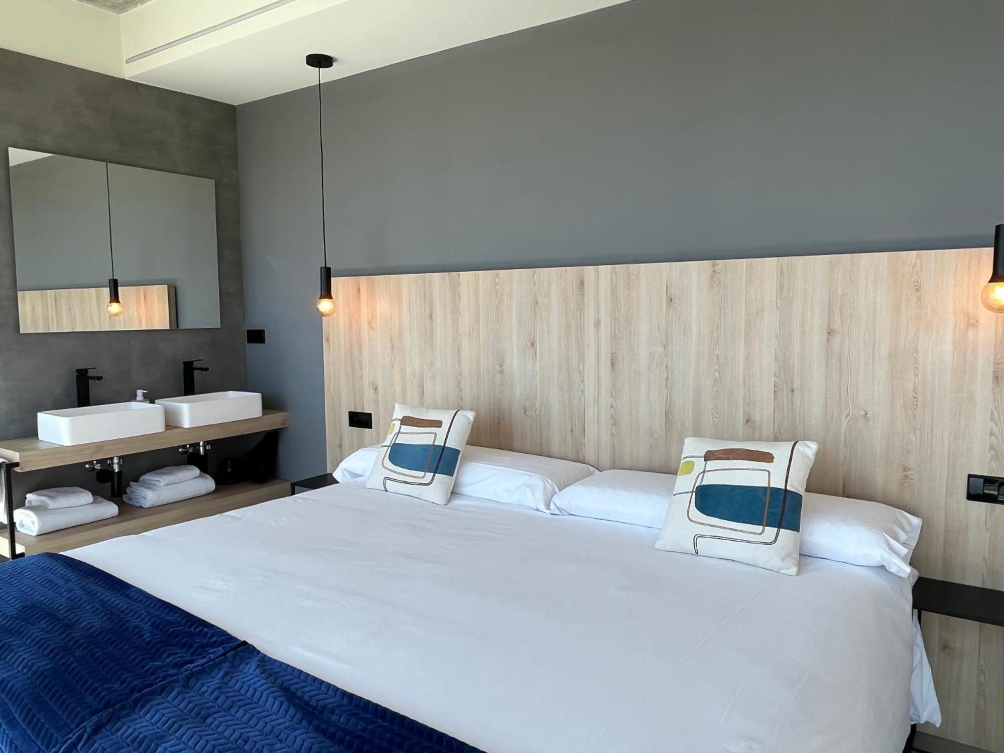 Hospedium Hotel Devalar Do Mar Camarinas Exterior photo